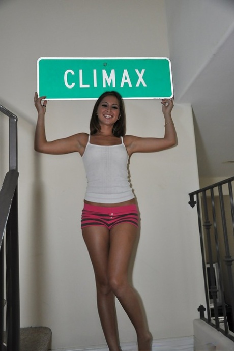 Очаровательная девушка-подросток Райли позирует, демонстрируя свой голый круглый зад картинка 5