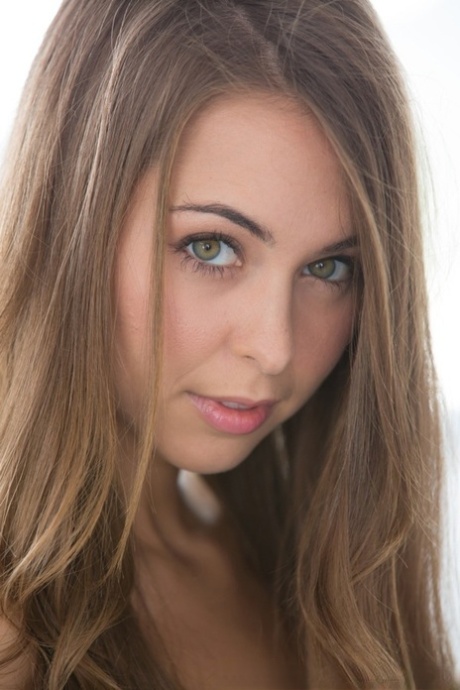 Невероятно прелестная брюнетка медленно обнажает свои крошечные изгибы картинка 5