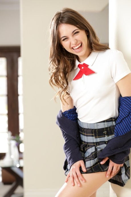 Брюнетка Райли Рид в школьной юбке и носках показывает красивую попку и волосатую киску картинка 2