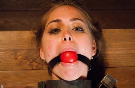 Симпатичную девушку застукали принимающей душ перед тем, как принудить к сексу в рабстве картинка 11