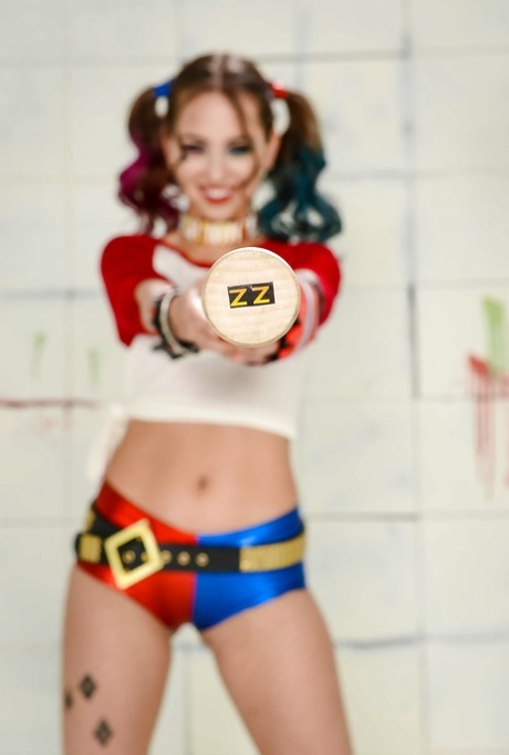 Модель Райли Рид в костюме для косплея, демонстрирующая крошечные сиськи с косичками и на каблуках картинка 2