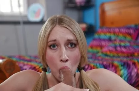 Действие с камшотом, в котором милая девушка-подросток Райли Рейнольдс сосет член картинка 3