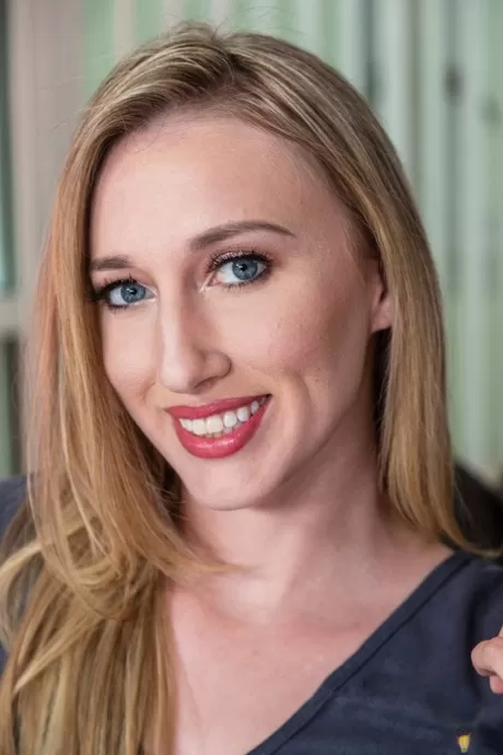 Блондинка делает селфи топлесс и мастурбирует перед началом секса от первого лица картинка 3