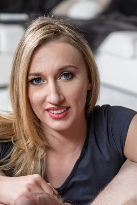 Блондинка делает селфи топлесс и мастурбирует перед началом секса от первого лица картинка 7