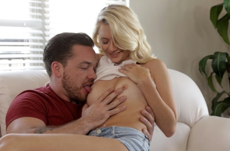 Блондинка-прядильщица Райли Стар кончает на плоский живот после траха картинка 2