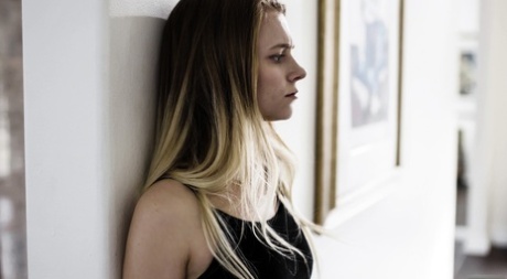 Молодую блондинку Райли Стар утешает и трахает ее отчим картинка 4