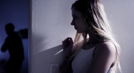 Молодую блондинку Райли Стар утешает и трахает ее отчим картинка 2