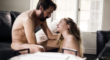 Молодую блондинку Райли Стар утешает и трахает ее отчим картинка 15