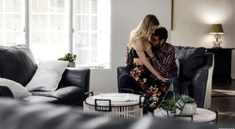 Молодую блондинку Райли Стар утешает и трахает ее отчим картинка 7