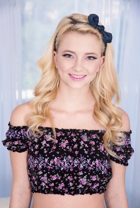 Симпатичная блондинка Райли Стар раздевается догола перед тем, как сделать куннилингус картинка 4