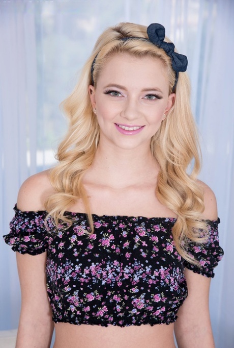 Худенькая блондинка Райли Стар обнажает свои маленькие сиськи перед тем, как отсосать член картинка 5