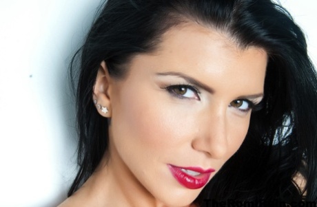 Горячая брюнетка Роми Рейн щеголяет красными губами, обнажая свое великолепное тело картинка 9