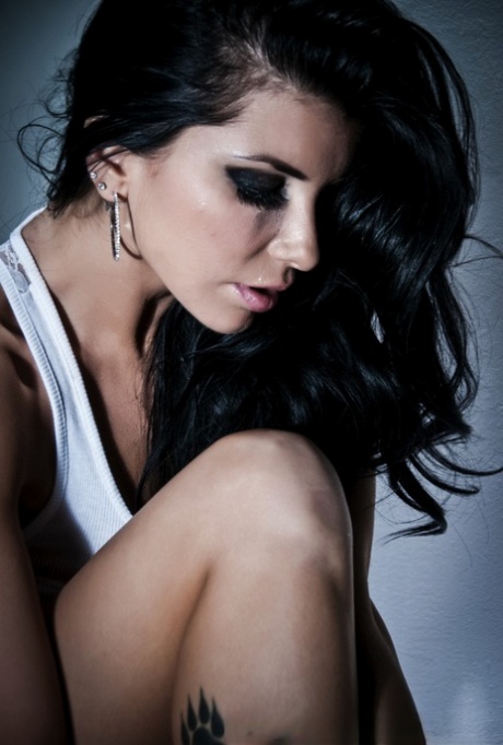 Милфа брюнетка Роми Рейн играет со своей бритой киской в черных сапогах картинка 13