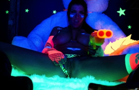 Горячая мамаша Роми Рейн показывает свои красивые сиськи и киску при черном освещении картинка 7