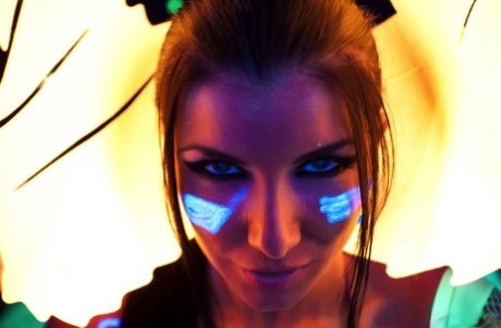 Горячая мамаша Роми Рейн показывает свои красивые сиськи и киску при черном освещении картинка 13