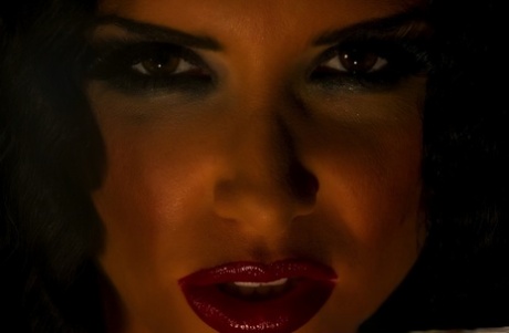 Сексуальная милфа Роми Рейн показывает свои сиськи и киску, закованная в цепи картинка 9