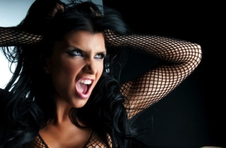 Темноволосая милфа Роми Рейн снимает шорты с попой во время сольного действия картинка 8