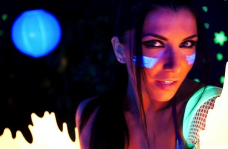 Горячая мамаша Роми Рейн показывает свои красивые сиськи и киску при черном освещении картинка 15