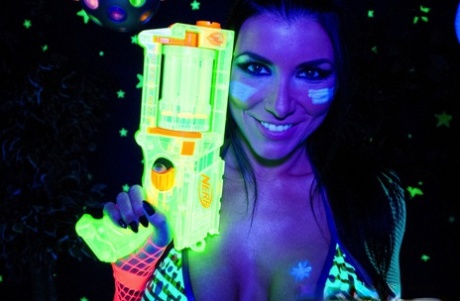 Горячая мамаша Роми Рейн показывает свои красивые сиськи и киску при черном освещении картинка 16