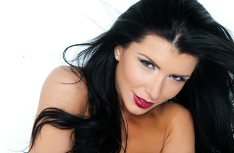 Горячая брюнетка Роми Рейн щеголяет красными губами, обнажая свое великолепное тело картинка 4