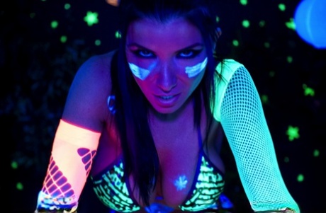 Горячая мамаша Роми Рейн показывает свои красивые сиськи и киску при черном освещении картинка 11