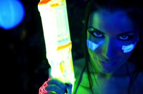 Горячая мамаша Роми Рейн показывает свои красивые сиськи и киску при черном освещении картинка 10