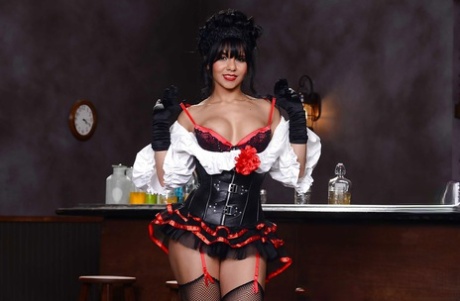 Худенькая латиноамериканка Роуз Монро позирует в своих черных чулках картинка 5