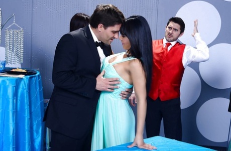 Жена-брюнетка-латиноамериканка Роуз Монро получает сперму на лицо перед свадьбой картинка 2