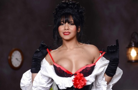 Брюнетка с отличной попкой Роуз Монро позирует на камеру картинка 3