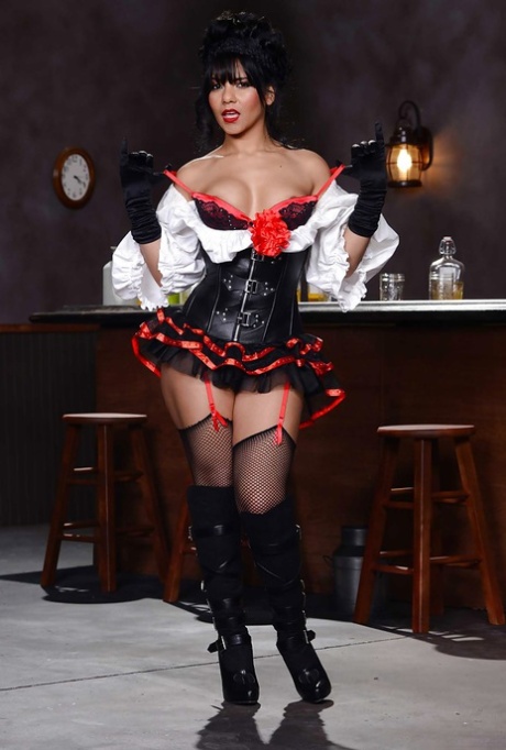 Брюнетка с отличной попкой Роуз Монро позирует на камеру картинка 4