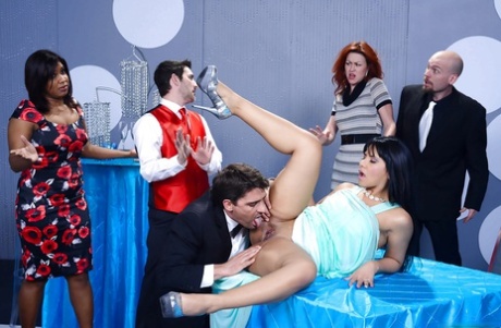 Потрясающее действо со страстной брюнеткой леди Роуз Монро картинка 3