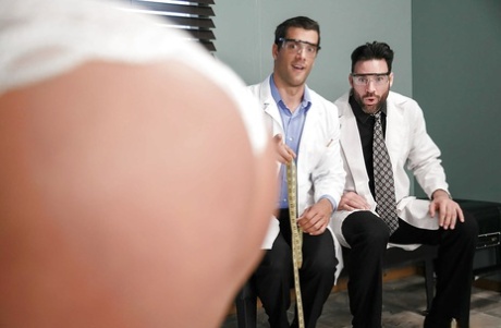 Пожилая блондинка Райан Коннер занимается анальным сексом в жестком двойном проникновении с врачами картинка 2