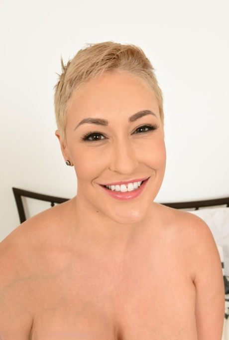 Дама старше 30 лет с короткой стрижкой Райан Кили снимает нижнее белье, чтобы позировать обнаженной на кровати картинка 12