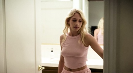 Горячая блондинка трахается с родителями подруги в запретном сексе втроем картинка 5