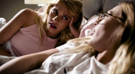 Горячая блондинка трахается с родителями подруги в запретном сексе втроем картинка 6