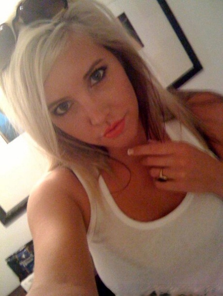 Горячая блондинка Саманта обнажает свои большие сиськи и сладкую попку для селфи картинка 9