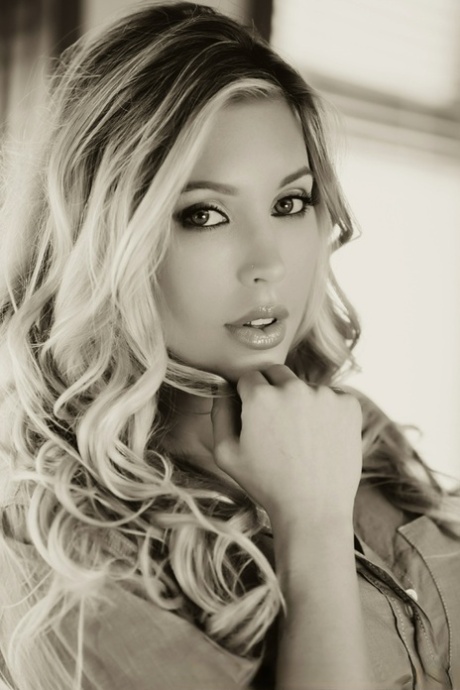 Знаменитая порнозвезда Саманта Сент демонстрирует свое красивое личико во время соло-моделирования картинка 10