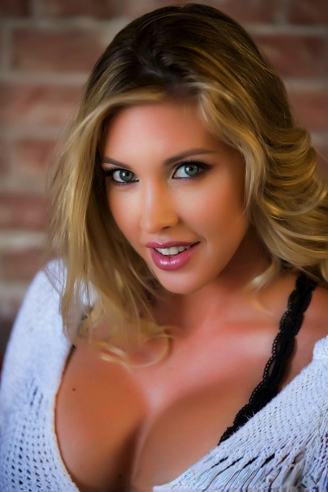 Знаменитая порнозвезда Саманта Сент демонстрирует свое красивое личико во время соло-моделирования картинка 4