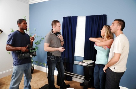 Горячая блондинка с идеальными сиськами и бритой киской Саманта Сент трахается картинка 2