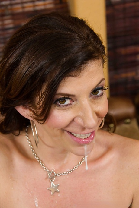 Мама-брюнетка с большими сиськами Сара Джей сосет и глотает сперму картинка 14