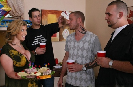 Грудастая милфа Сара Джей получает в свою бритую пизду молодой твердый член картинка 4