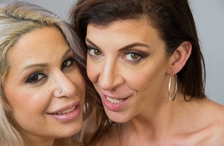 Бисексуальные учительницы Алисса Линн и Сара Джей занимаются сексом втроем со студентом мужского пола картинка 16