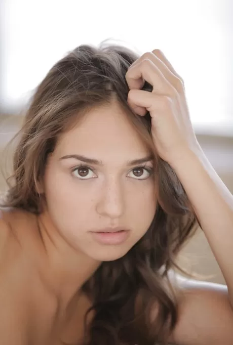 Сладко-симпатичная девушка с задорными сиськами раздевается и дразнит свой горшочек с медом картинка 12