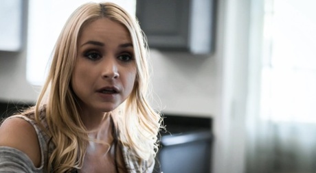 Блондинка и ее падчерица занимаются лесбийским сексом втроем картинка 3