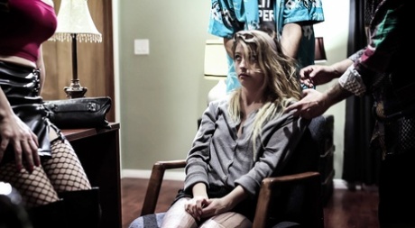 Молодые девушки участвуют в групповом сексе с родственными членами семьи картинка 3