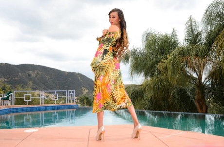 Горячая азиатская суперзвезда TS Венера показывает сладострастной блондинке Саре Ванделле, кто здесь главный картинка 2