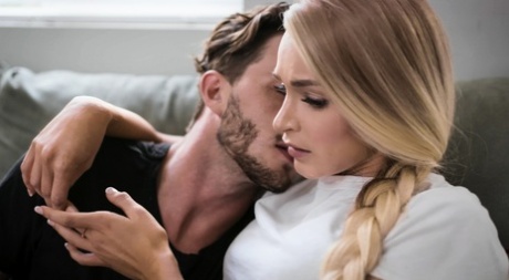 Блондинка и ее падчерица занимаются лесбийским сексом втроем картинка 2