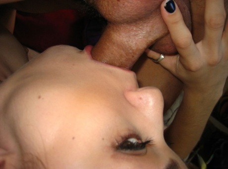 Потрясающая красотка Саша Грей берет большой член глубоко в рот картинка 6