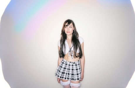 Сольная модель Саша Грей снимает свой топ, оставаясь в плиссированной юбке и чулках картинка 2