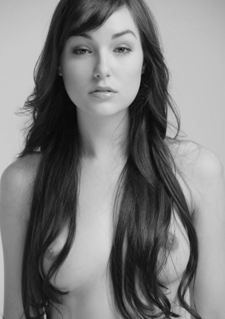 Красивая брюнетка-модель выставляет напоказ свои идеальные сиськи, когда она ходит топлесс картинка 15